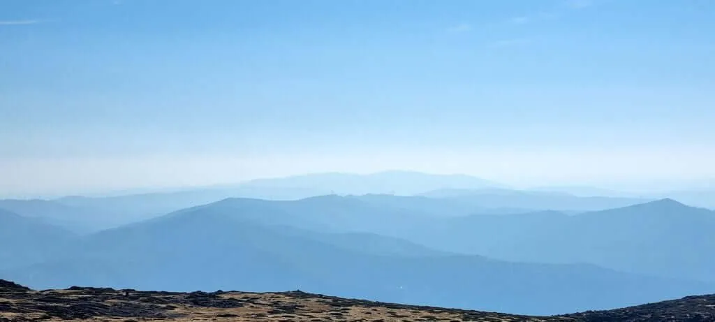 Windows-like mountain view